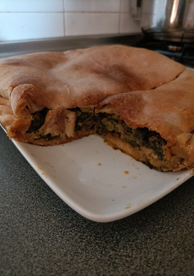 Una foto de Empanada (espinagada) mallorquina de pescado