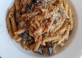 Macarrones integrales con berenjena y alcaparras con salsa cremosa de parmesano