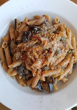 Una foto de Macarrones integrales con berenjena y alcaparras con salsa cremosa de parmesano