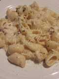 Pasta con salsa alfredo y pollo desmenuzado (fácil)