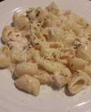 Pasta con salsa alfredo y pollo desmenuzado (fácil)