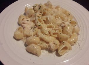 Una foto de Pasta con salsa alfredo y pollo desmenuzado (fácil)