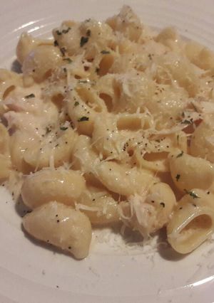 Una foto de Pasta con salsa alfredo y pollo desmenuzado (fácil)