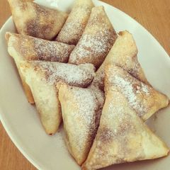 A picture of Apple Pie Samosa.