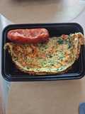 Omlet ze szpinakiem i pomidorami z kiełbasą z air fryera