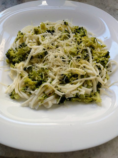 Una foto de Fideos con brócoli y queso 🥦🧀