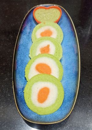 तिरंगा रवा इडली(tiranga rava idli recipe in hindi) रेसिपी मुख्य फोटो