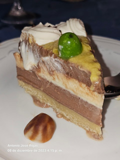 Una foto de Tarta de 3 chocolates con cobertura de naranja 🍊
