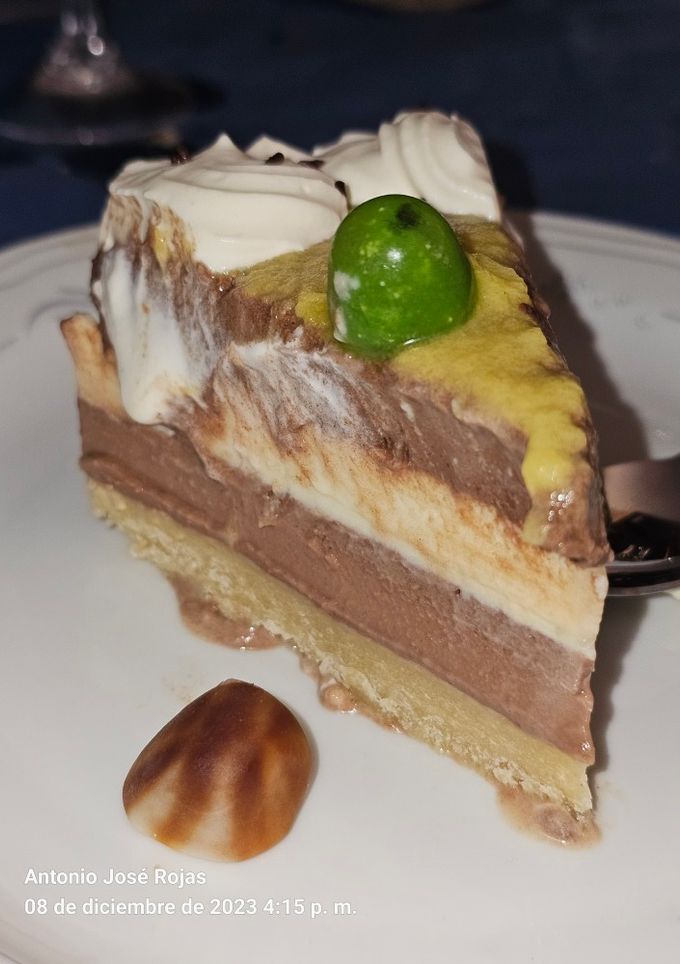 Una foto de Tarta de 3 chocolates con cobertura de naranja 🍊