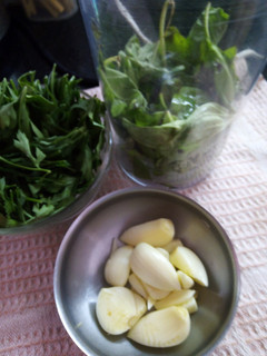Una foto de Pesto de ajo, perejil y albahaca... 🍽️