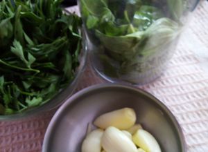 Una foto de Pesto de ajo, perejil y albahaca... 🍽️