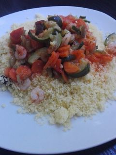 Una foto de Cuscús con verduras y gambas al vapor