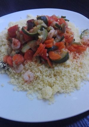Una foto de Cuscús con verduras y gambas al vapor