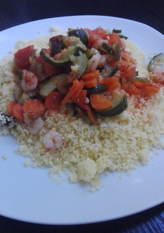 Una foto de Cuscús con verduras y gambas al vapor
