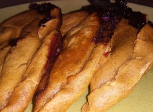 Una foto de Quesadillas con queso feta y mermelada de arándanos