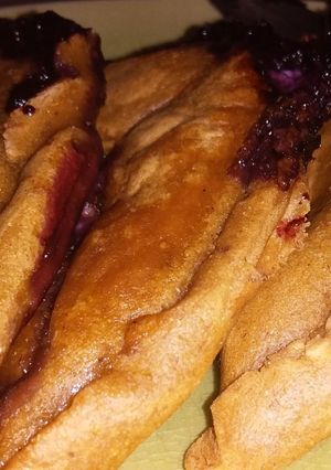 Una foto de Quesadillas con queso feta y mermelada de arándanos