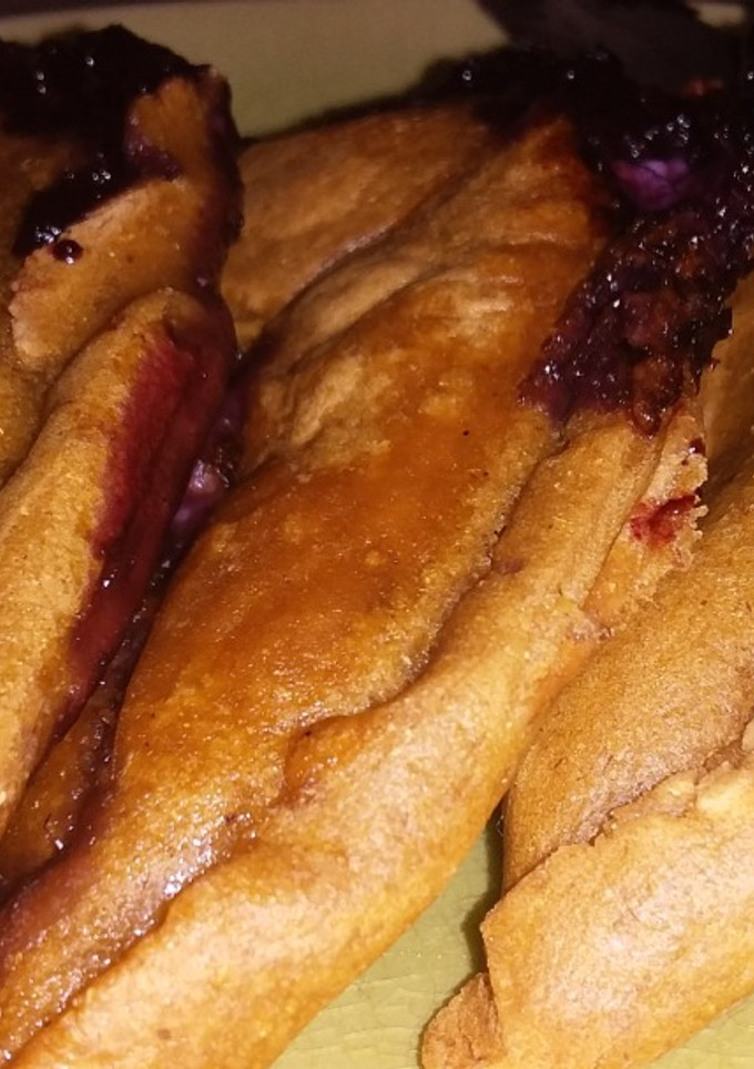 Una foto de Quesadillas con queso feta y mermelada de arándanos
