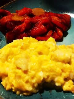 Una foto de Revuelto de bacalao con asadillo de pimiento casero