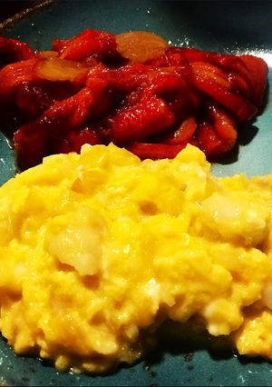 Una foto de Revuelto de bacalao con asadillo de pimiento casero