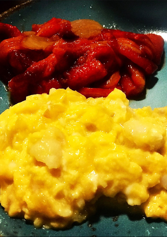 Una foto de Revuelto de bacalao con asadillo de pimiento casero