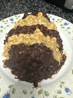 Una foto de 606. Brownie bicolor de frutos secos (postre)