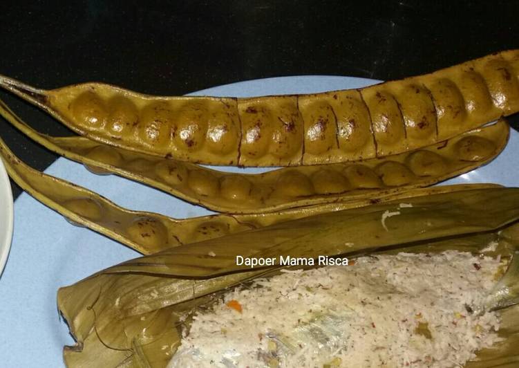 Bahan-bahan Pepes ikan + kelapa parut Sederhana dan Mudah Dibuat
