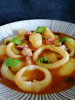 Una foto de Patatas con calamares y pulpo