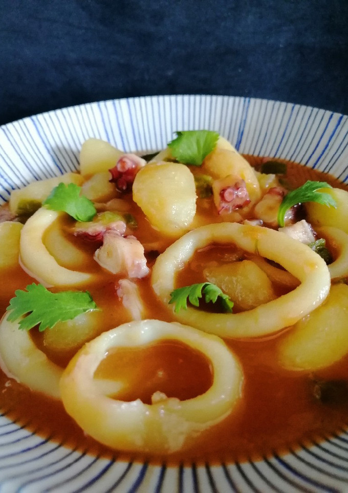 Una foto de Patatas con calamares y pulpo