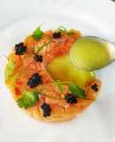 Tartar de salmón con salsa de lima