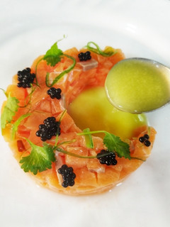 Una foto de Tartar de salmón con salsa de lima