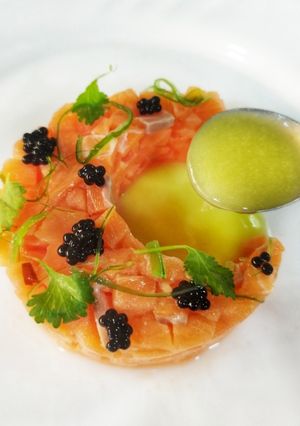 Una foto de Tartar de salmón con salsa de lima