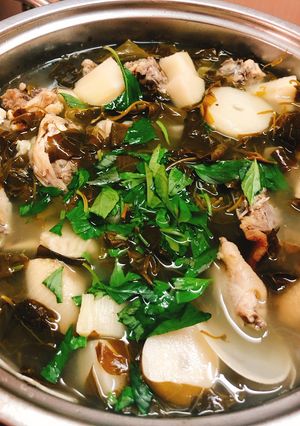 Hình của món Canh măng chua gà lá giang.