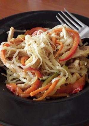 Pikáns csirke wokban rizstésztával recept fotója