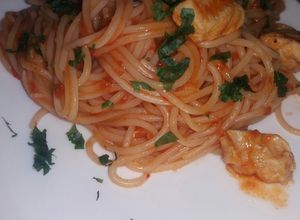 O poză a rețetei Spaghete cu piept de pui și sos roșu.