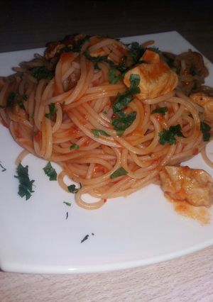O poză a rețetei Spaghete cu piept de pui și sos roșu.