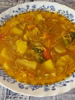 Una foto de Sopa de fideos y verduras vegana