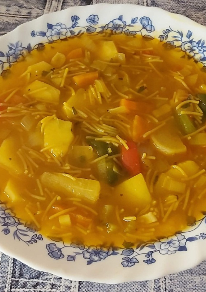 Una foto de Sopa de fideos y verduras vegana