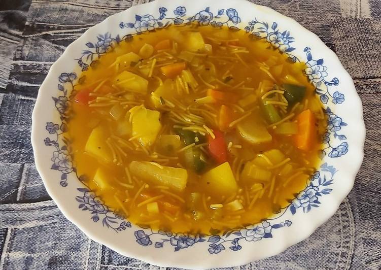 Sopa de fideos y verduras vegana