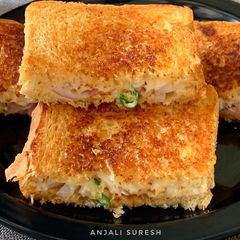 A picture of Chilli Cheese Toast on tawa.