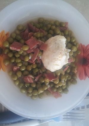 Una foto de Guisantes con jamón y huevo poché