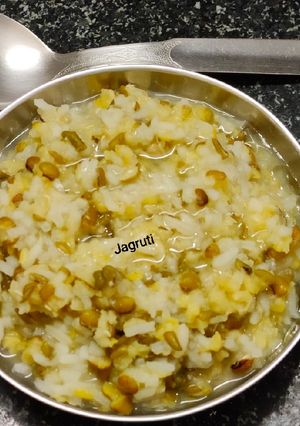A picture of Green Split Moong Dal Khichdi (Chilke wali moong dal Khichdi) !!.