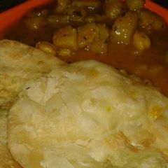A picture of Hing kachori and ghoogni.