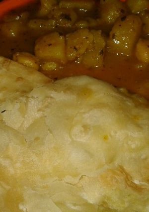 A picture of Hing kachori and ghoogni.