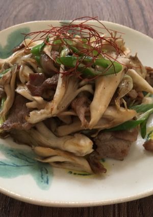 Una foto de El maitake itame~el sofrito de hongo y cerdo~