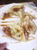 Crêpes rellenas con manzana, pasas y salsa de caramelo