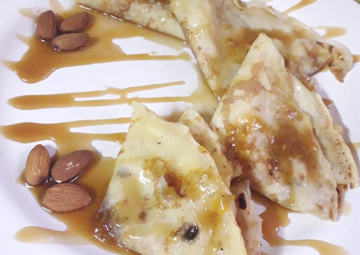 Crêpes rellenas con manzana, pasas y salsa de caramelo