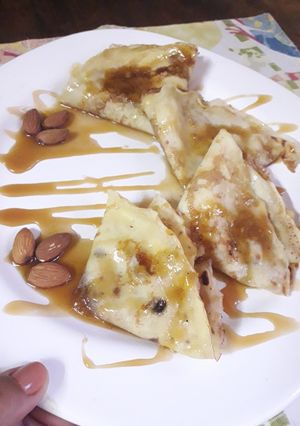 Una foto de Crêpes rellenas con manzana, pasas y salsa de caramelo