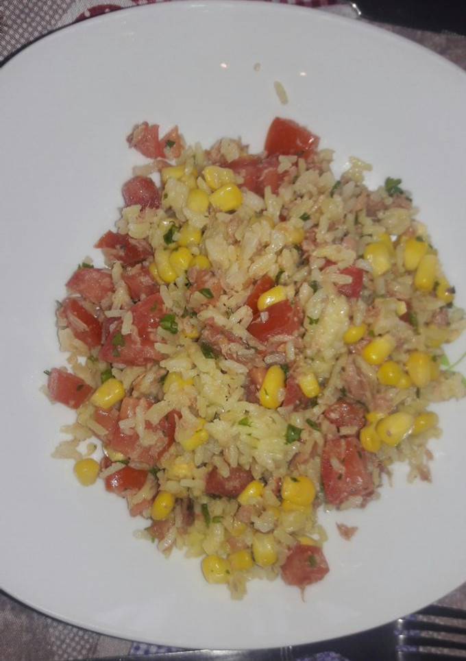 Una foto de Salpicón de arroz con atún....🍷