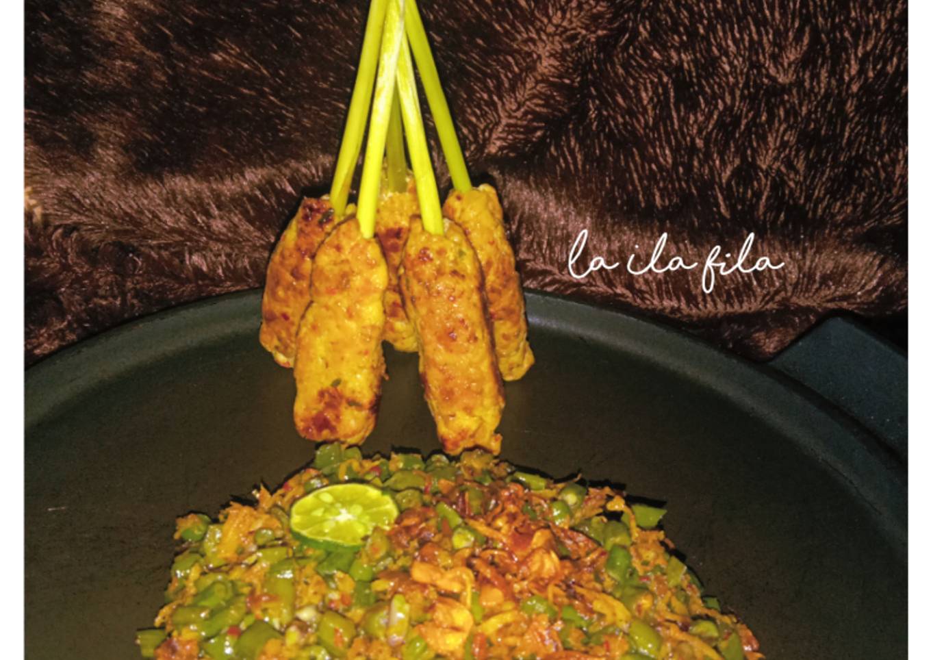 Lawar ayam dan sate lilit ayam