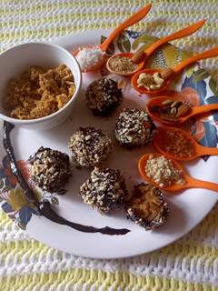 સ્વીટ એન્ડ સ્પાઈસી ચોકલેટ બોલ (Sweet Spicy Chocolate Balls Recipe In Gujarati) રેસીપી મુખ્ય ફોટો